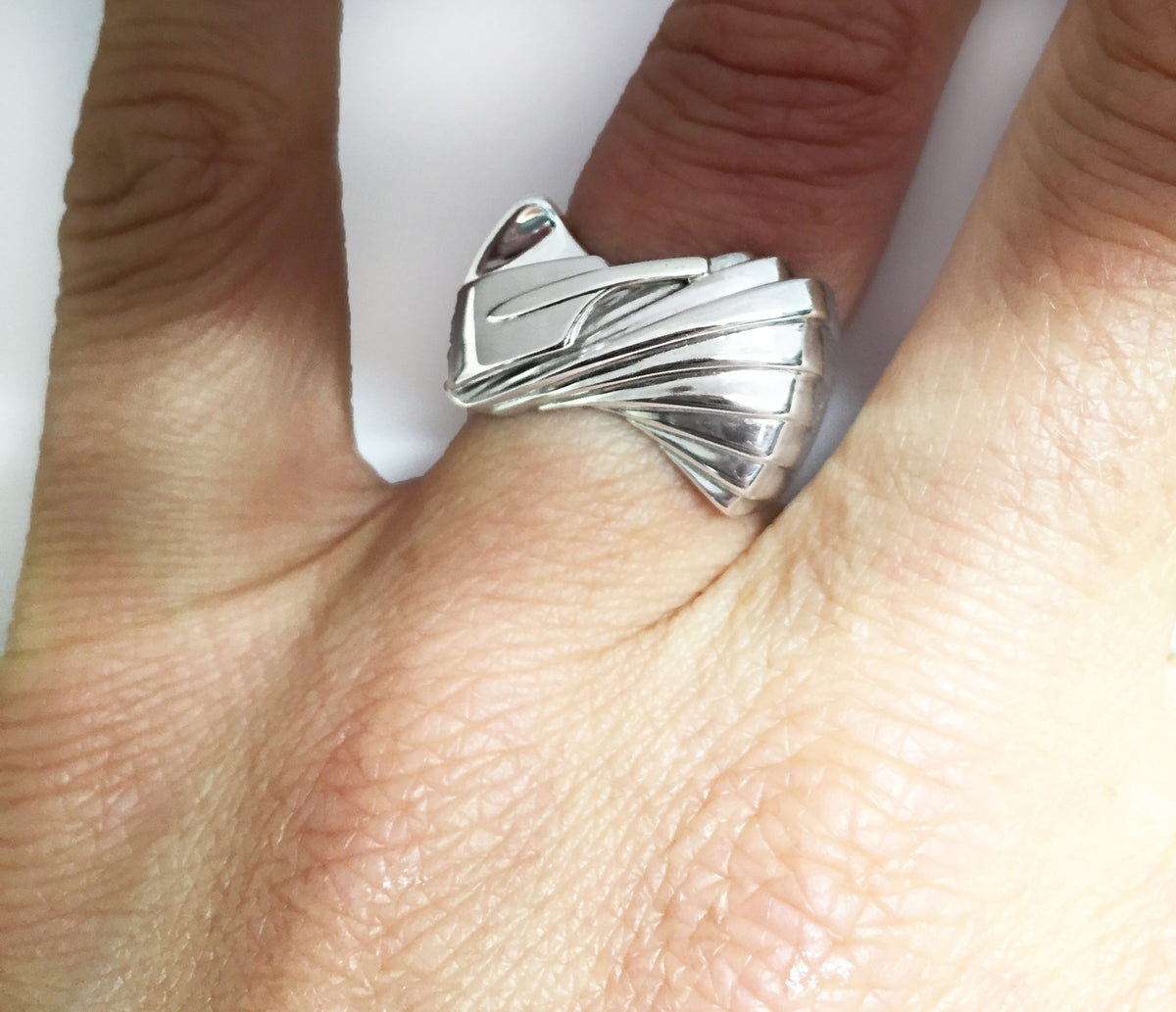 Twisted Step Wave with Hatchet Blade Rowing Ring – Rubini Inc.